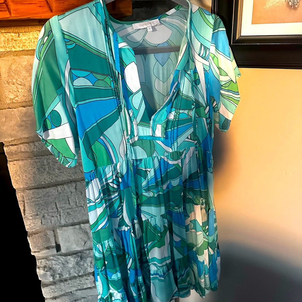 Fun summer dress to wear with sandals or heels or even at the beach. Very comfy